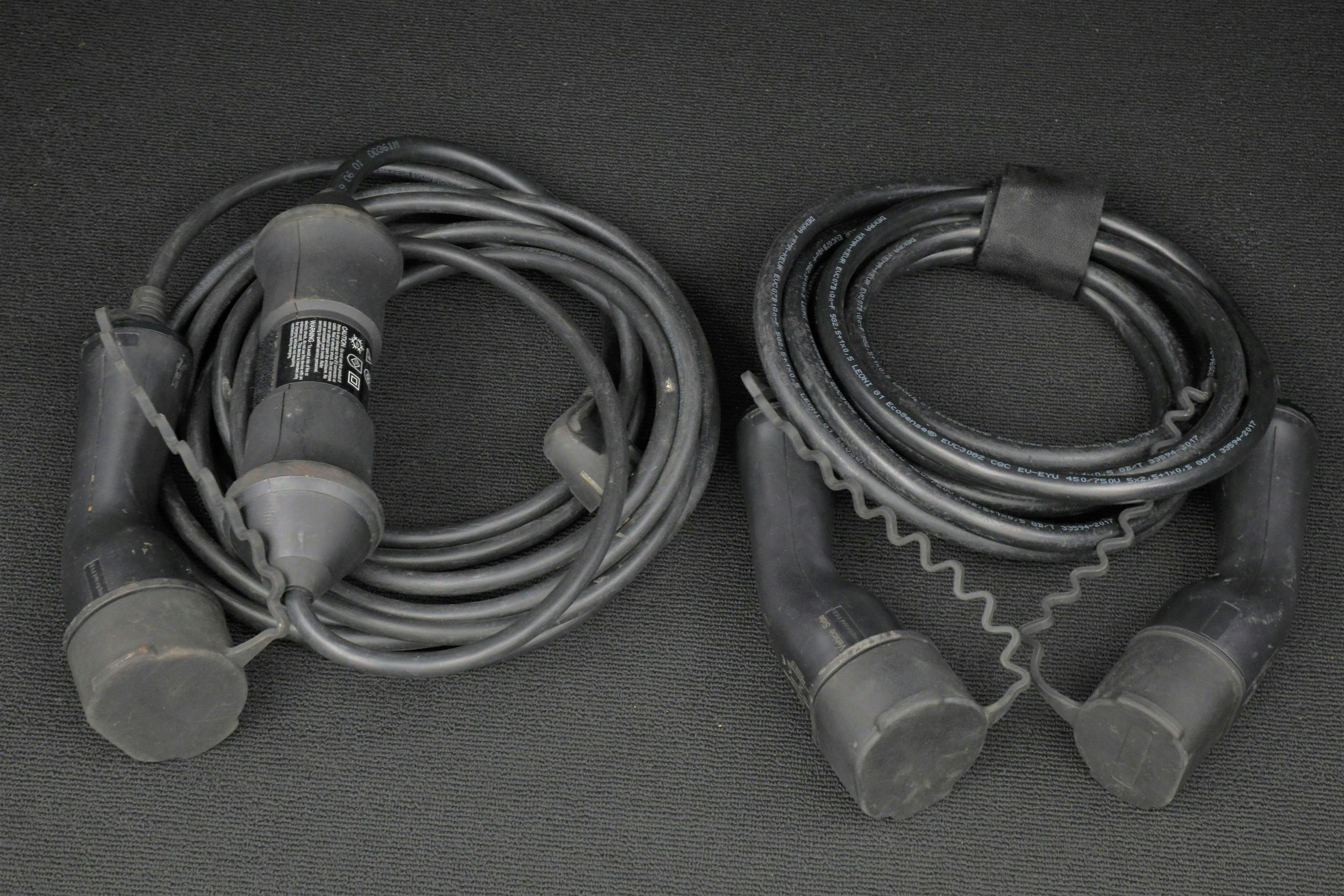 Två laddkablar med Typ 2-kontakt: för laddning i eluttag samt för laddning i laddstolpe/laddbox