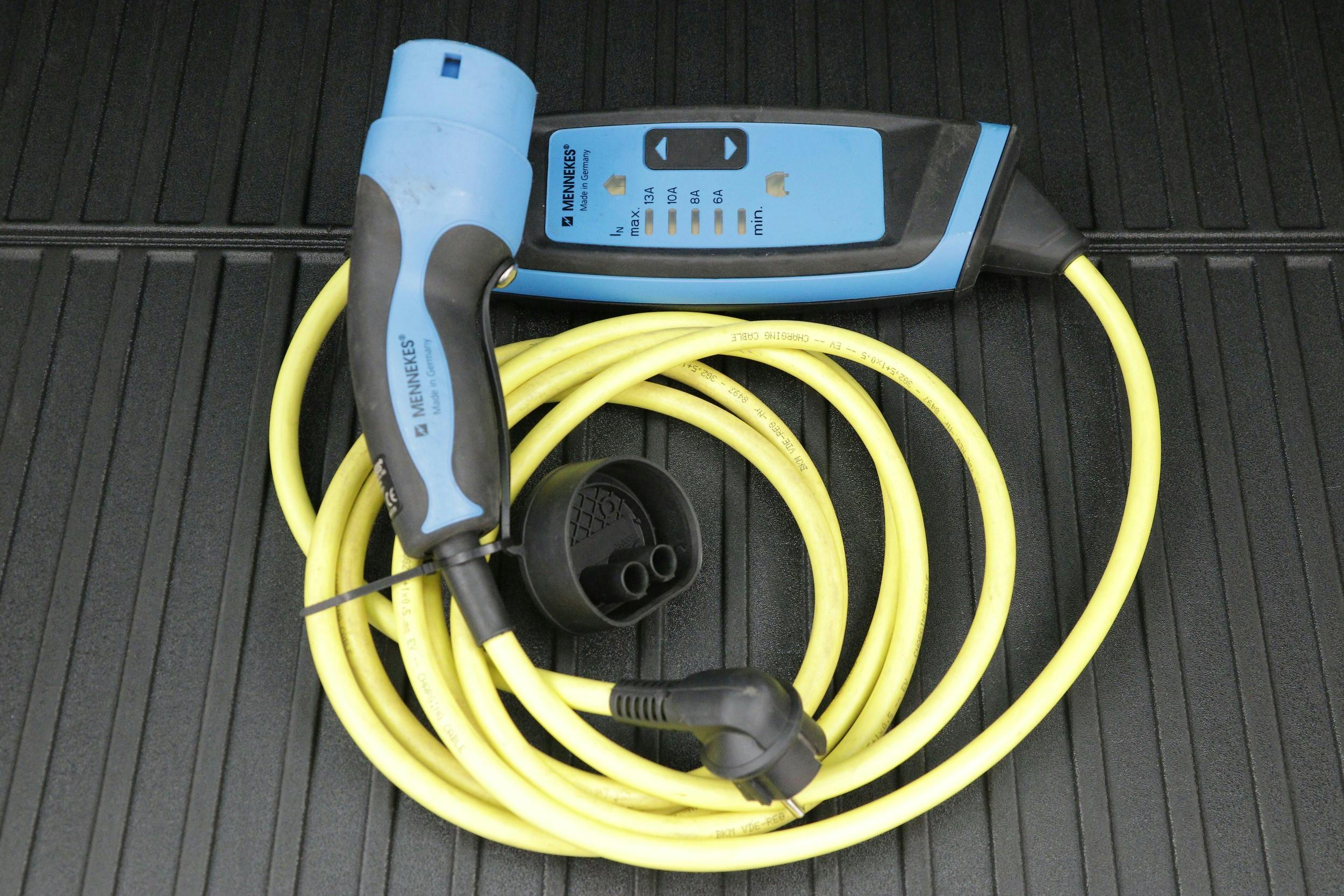 En laddningskabel med Typ 2-kontakt: för laddning i eluttag